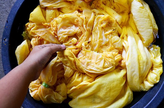 K oživení žluté barvy je možné použít kurkumu.