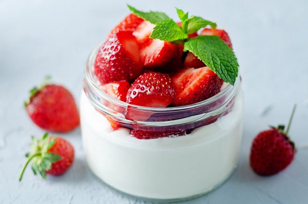 2. den přidejte k jahodám mléčné výrobky, díky nimž dostanete do těla i bílkoviny.