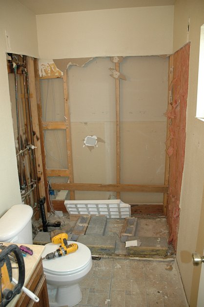 Rekonstrukce koupelny si často vyžádá i zásahy do elektřiny. 