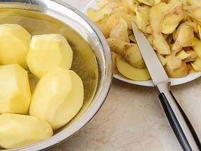 Často se stává, že při vaření brambory ztmavnou. Jak tomu zabránit?