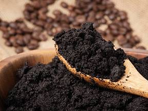 Kávová sedlina má mnoho využití doma i na zahradě.