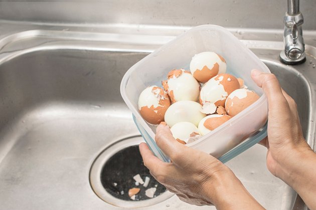 Uvařená vejce vložte do sklenice nebo krabičky se studenou vodou a uzavřete je víčkem. Následně vše protřepejte, skořápky se postupně rozbijí a přilepí k bláně.