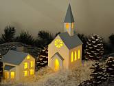 Papírový kostelík a domek rozsvítí LED čajová svíčka