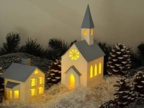 Papírový kostelík a domek rozsvítí LED čajová svíčka