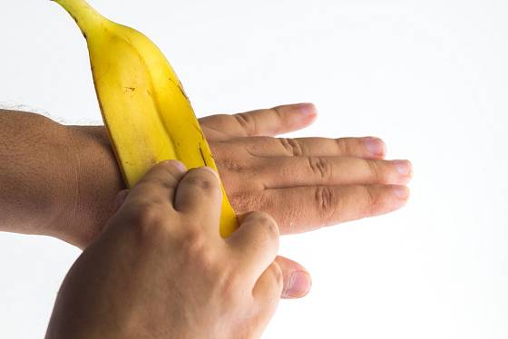 Vnitřkem slupky od banánů můžeme potřít ruce.