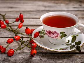 Proč by ženy nad padesát měly pít šípkový čaj denně?
