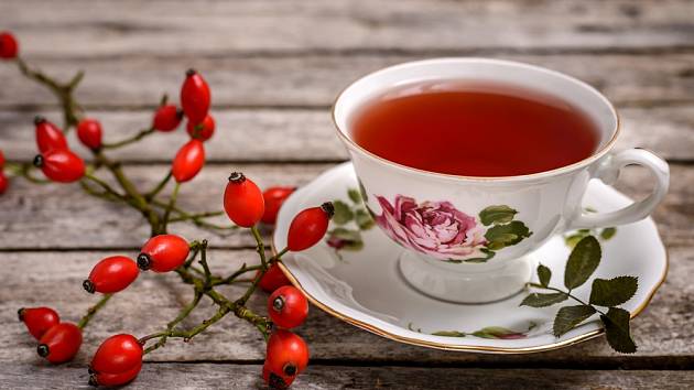Proč by ženy nad padesát měly pít šípkový čaj denně?