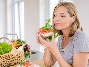 Co jíst po padesátce? Za vaším hladem se schovávají hormony.