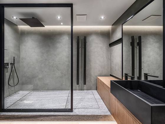 Moderní a prostorná koupelna se skleněnými prvky