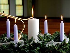 Pátá svíčka náleží Ježíši Kristu a pálí se na Štědrý večer.