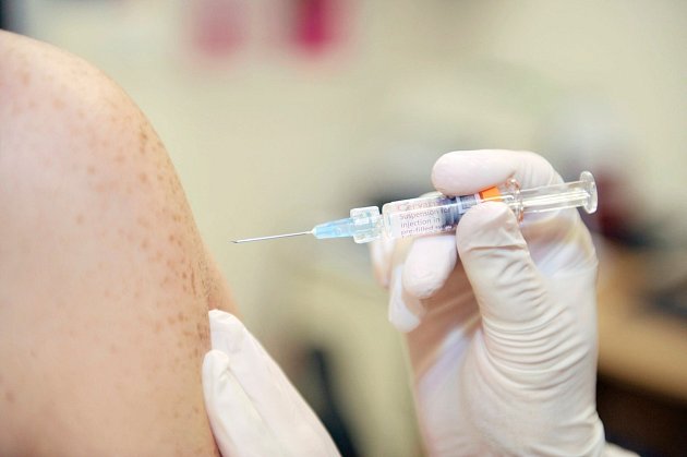Pojišťovny dnes podporují bonusové programy očkování proti rakovině děložního čípku až do třiceti let.
