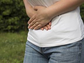 Nafouklé břicho a křeče před a při menstruaci trápí mnoho žen.