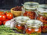K rajčatům přidejte bylinky, česnek a koření