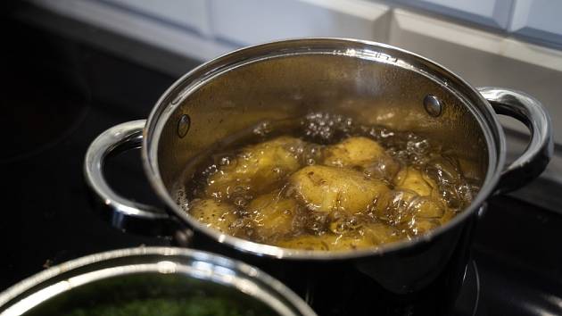 Zbylou vodu z vařených brambor nastříkejte na okurky a rajčata