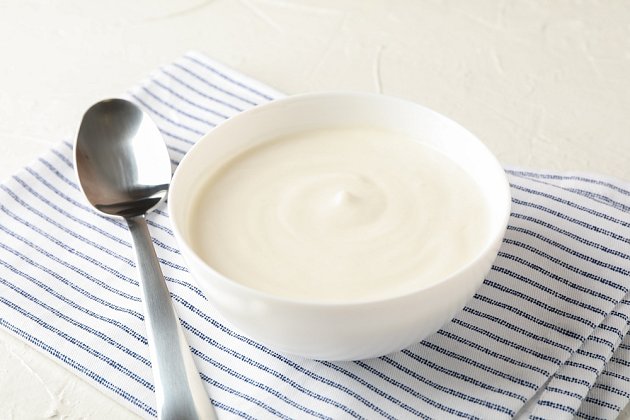 ětšina jogurtů totiž funguje jako vitaminové bomby. Najdete v nich zejména vitamin B2 a B12 a spoustu minerálů, zejména vápník a hořčík. Důležitou součástí jogurtu jsou i prospěšné bakterie, které velmi pozitivně ovlivňují trávení a střevní mikroflóru.
