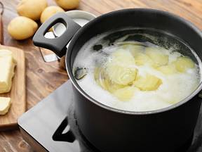 Víte nač použít vodu z vařených brambor?
