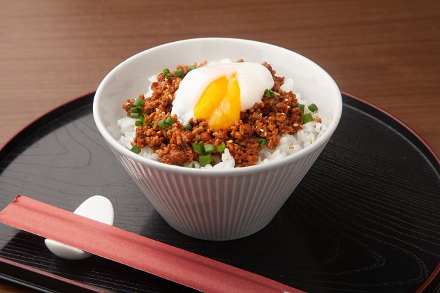 Připravte si několik vařených vajec onsen a servírujte je přímo na rýži do misky.