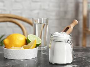 Jedlá soda spolu s citronem dokážou zázraky, co se týče bolesti v krku.