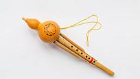 Halusi - tradiční asijský hudební nástroj ze tří bambusových trubek a kalabasy.