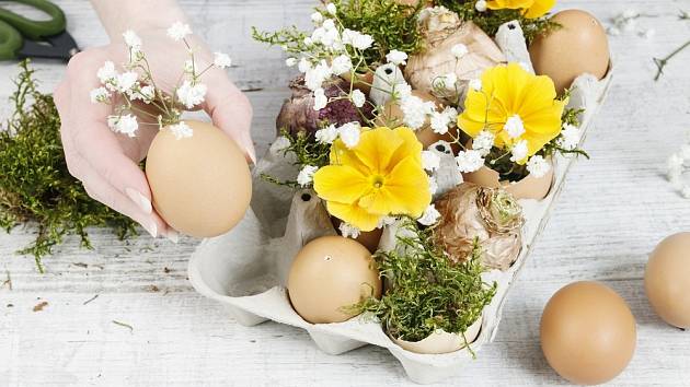Velikonoční dekorace ze skořápek a plata na vejce vás nebude stát skoro žádné peníze