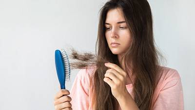 Jak zamezit vypadávání vlasů: Zjistěte příčinu a zkuste to… | iReceptář.cz