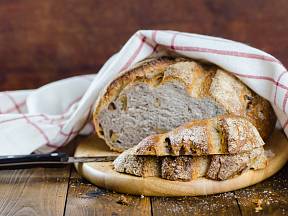 Udělat si doma radost vlastnoručně upečeným chlebem není nic náročného, jak se možná na první pohled zdá.