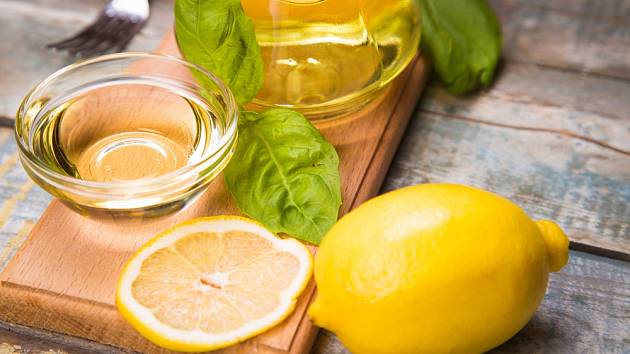 Olivový olej a citron mají skvělé účinky na zdraví.