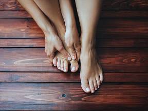 Trápí vás plíseň nehtů na nohách? Zkuste jablečný ocet, česnek nebo urinoterapii.