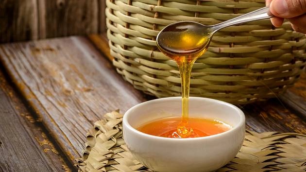 Medová kúra má léčivé účinky.