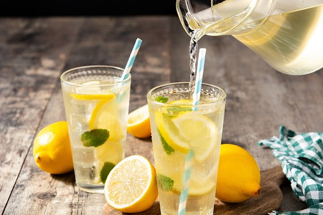 Sirup si můžete pít jak v létě, tak i v zimě. V horkých měsících je skvělou přísadou do limonád či osvěžujících drinků.