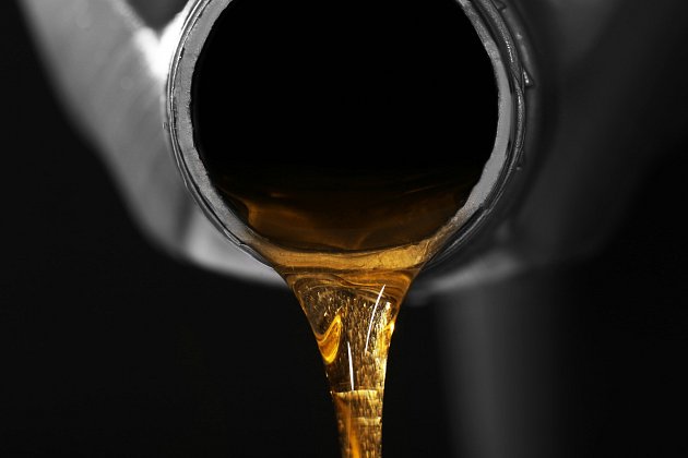 Skvěle na slimáky účinkuje směs ropného oleje, česneku a saponátu.