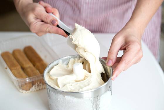 Při výrobě kulatého tiramisu vám pomůže stahovací dortová forma, pro ztuhnutí krému nahraďte bílky smetanou.
