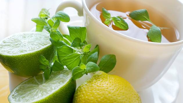 Čaj z majoránky s medem a citronem báječně chutná a pomůže při nachlazení.