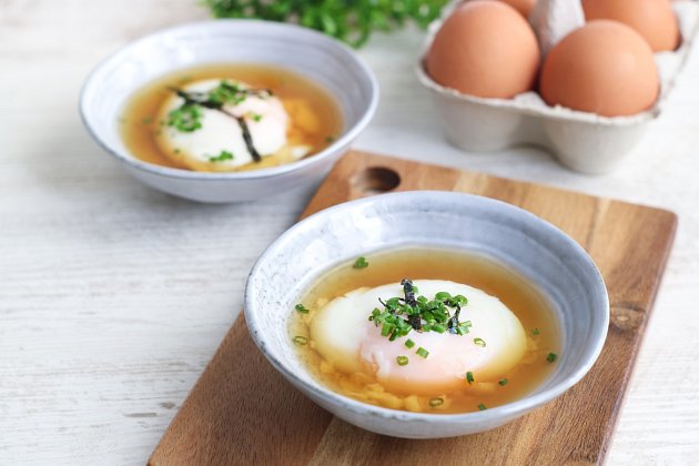 Japonská vejce můžete servírovat i v hlubší misce společně s vývarem.