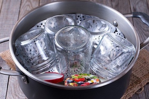 Začněte pečlivým vymytím zavařovacích skleniček, které následně vysterilizujte v troubě na 180°C, použít můžete i horkou páru.