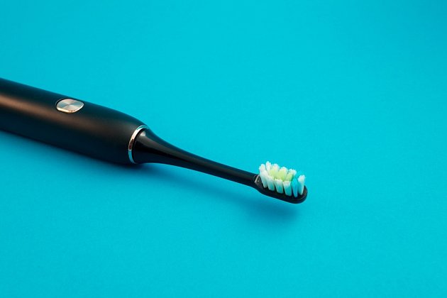 Elektrický zubní kartáček neslouží jen k čištění zubů. Můžete jím i opylovat rajčata!