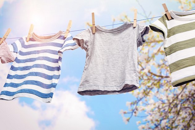 Povíme vám, jak pověsit prádlo, aby jste ušetřili místo a zjednodušili žehlení.