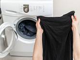 Na výsledný vzhled vypraného prádla má obrovský vliv stav vaší pračky. Na tmavém oblečení jsou totiž vidět nečistoty z předchozího praní mnohem více.