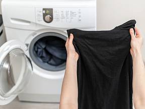 Na výsledný vzhled vypraného prádla má obrovský vliv stav vaší pračky. Na tmavém oblečení jsou totiž vidět nečistoty z předchozího praní nejvíce.