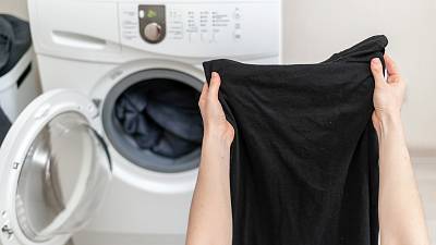 Jak prát černé prádlo, aby nebledlo: Stačí rychlý trik s… | iReceptář.cz