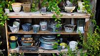 Výstavka použitých nádob s patinou je to pravé pro vintage zahradu.
