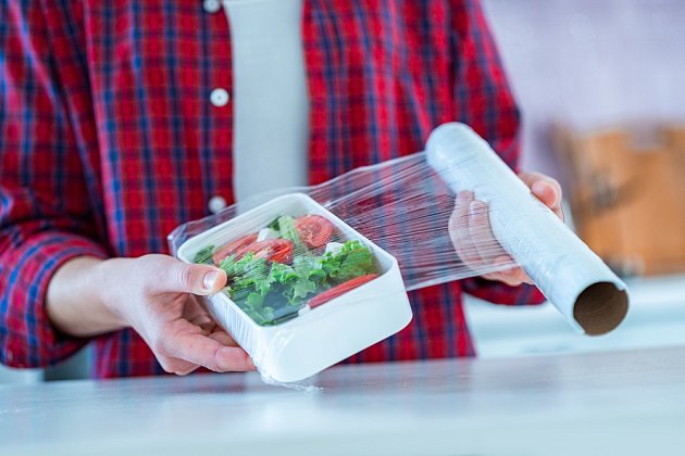 Při balení salátů či hotových jídel, používejte plastové konteinery nebo je alespoň pe