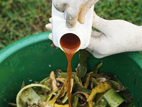 Vyrobte si domácí urychlovač kompostu z cukru a droždí.