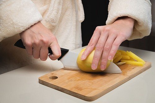 Odřízněte obě špičky a zbytek brambory nakrájejte na souměrné kvádry. Chcete mít hranolky opravdu dokonalé? Dodržte rozměr 5 až 7 mm.