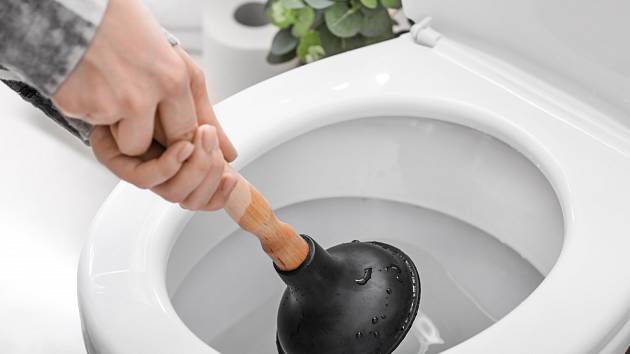 Znáte triky na uvolnění ucpaného záchodu?