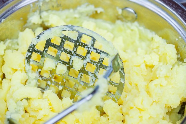 Mnohem lepší je použít lis nebo šťouchadlo na brambory a následně klasickou metličku.
