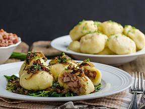 Vyzkoušejte tři recepty na skvělé plněné bramborové knedlíky. 