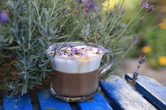 Květy levandule si můžeme přidat i do kávy