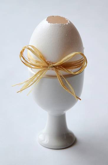 Vázička z vaječné skořápky může stát ve stojánku