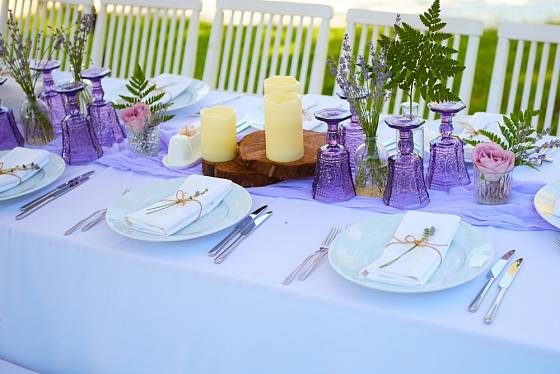 Letní stůl zdobený levandulí